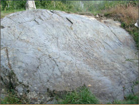 Kompletter Stein mit deutlich sichtbarer "Rutschbahn" von links oben nach rechts unten