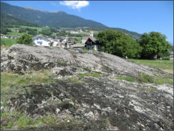 Großer Schalenstein von SO gegen die Kirche von Feldthurns